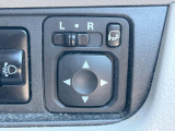 【電動格納ミラー】サイドミラーは電動格納式となっており、狭い駐車場でもキズがつくリスクを抑えられます。
