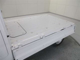 荷台はリアだけでなく両サイドも開く三方開です。