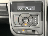【オートエアコン】一度お好みの温度に設定すれば、車内の温度を検知し風量や温度を自動で調整。暑い…寒い…と何度もスイッチ操作をする必要はありません。快適な車内空間には必須の機能ですね♪