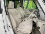 運転席まわりには十分なスペースがあり、大柄な方でもゆったり運転していただける環境です。