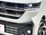 【LEDヘッドライト】悪天候や夜間走行時も良好な視界を確保し安心して運転できる高輝度LEDヘッドライトを装備!点灯速度が早く、消費電力も抑えられています。