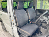 運転席まわりには十分なスペースがあり、大柄な方でもゆったり運転していただける環境です。
