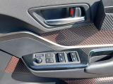 パワーウィンドウのスイッチです。運転席に居ながら窓を開け閉めのコントロールできます!