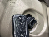 【キーレス】少し離れた場所からでもボタン一つでドアの開錠・施錠ができるのでとっても便利!ドアの鍵穴周りに傷をつけることもありません♪