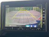 【バックカメラ】駐車時に後方がリアルタイム映像で確認できます。大型商業施設や立体駐車場での駐車時や、夜間のバック時に大活躍!運転スキルに関わらず、今や必須となった装備のひとつです!