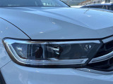 フロントカメラで対向車や先行車を検知し、マトリックスモジュールに搭載された片側 22 個の LED を個別に点灯・消灯の制御をすることで、最適な配光を可能とした最新のヘッドライトシステムです。
