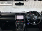 高いホールド性で運転姿勢が安定します。長距離ドライブでも疲れにくいのが魅力です。快適なドライビングライフをお送りください♪