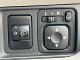 【電動格納ミラー】サイドミラーは電動格納式となっており、狭い駐車場でもキズがつくリスクを抑えられます。