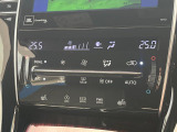 【左右独立型フルオートエアコン】運転席と助手席でそれぞれお好みの温度に設定可能。同乗者にも配慮した、快適な空調をお届け致します。
