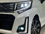 【LEDヘッドライト】悪天候や夜間走行時も良好な視界を確保し安心して運転できる高輝度LEDヘッドライトを装備!点灯速度が早く、消費電力も抑えられています。