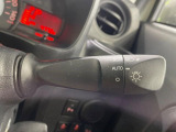 【オートライト】周りの明るさに応じて自動でヘッドライトの点灯・消灯ができる機能です!ライトの付け忘れ・消し忘れなどが無くなり、雨の日や夕方の走行も安心!トンネル通過時も便利ですね♪