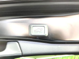 【パワーバックドア】スマートキーや運転席のボタンを押すだけでリアゲートが自動で開閉します!荷物を持っている時や、高い位置にあるバックドアを閉める際に便利な機能です♪
