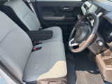 乗り心地の良いフロントシートです。足回りも広々としておりますので、長時間の運転も疲れづらいですよ。