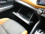 車検証などの嵩張るお荷物は、助手席前の大型のグローブBOXにお入れ下さい☆