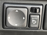 【電動格納ミラー】サイドミラーは電動格納式となっており、狭い駐車場でもキズがつくリスクを抑えられます。