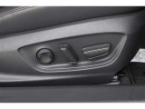 運転席8ウェイパワー(前後スライド+リクライニング+シート上下+チルトアジャスター)に電動ランバーサポート(腰部)を装備しています。