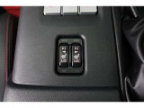 運転席と助手席には寒い日の肩や腰、冷えやすい下肢を温めてくれるシートヒーターが付いております!