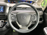 【純正革巻きステアリング】上質な革を使用することで、手にしっかり馴染みとても運転しやすいハンドルです♪