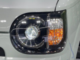 【LEDヘッドライト】悪天候や夜間走行時も良好な視界を確保し安心して運転できる高輝度LEDヘッドライトを装備!点灯速度が早く、消費電力も抑えられています。