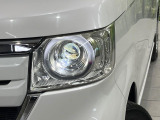 【LEDヘッドライト】悪天候や夜間走行時も良好な視界を確保し安心して運転できる高輝度LEDヘッドライトを装備!点灯速度が早く、消費電力も抑えられています。