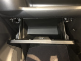 大容量のグローブボックスや、小物入れなどの収納が充実しています。