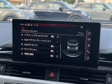 マットブラックにホワイトのLIBERALAのロゴの建物と看板が目印です。
