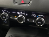 【オートエアコン】一度お好みの温度に設定すれば、車内の温度を検知し風量や温度を自動で調整。暑い…寒い…と何度もスイッチ操作をする必要はありません。快適な車内空間には必須の機能ですね♪