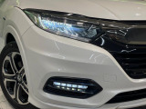【LEDヘッドライト】悪天候や夜間走行時も良好な視界を確保し安心して運転できる高輝度LEDヘッドライトを装備!点灯速度が早く、消費電力も抑えられています。