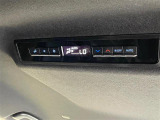 【後席オートエアコン】後席にもエアコンがついておりますので、車内全体を快適な温度に調節いただけます♪
