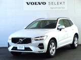2024年6月登録のボルボXC60 プラス B5で、最新鋭のハイブリッドです。ボディーカラーはクリスタルホワイトプレミアムメタリックで、本革製のシートのカラーはチャコールです。