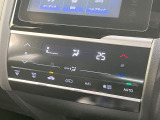 【オートエアコン】一度お好みの温度に設定すれば、車内の温度を検知し風量や温度を自動で調整。暑い…寒い…と何度もスイッチ操作をする必要はありません。快適な車内空間には必須の機能ですね♪
