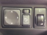 【電動格納ミラー】サイドミラーは電動格納式となっており、狭い駐車場でもキズがつくリスクを抑えられます。