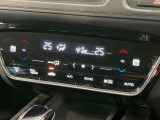 【オートエアコン】一度お好みの温度に設定すれば、車内の温度を検知し風量や温度を自動で調整。暑い…寒い…と何度もスイッチ操作をする必要はありません。快適な車内空間には必須の機能ですね♪