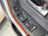 【電動格納ミラー】サイドミラーは電動格納式となっており、狭い駐車場でもキズがつくリスクを抑えられます。
