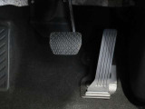 【オルガン式アクセルペダル】かかとを支点として足首とペダルの動きが一致するため、スムーズで正確な操作が可能です。ペダル反力を足の重さで支える事ができるため長時間の運転でも足が疲れにくくなります。
