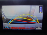 【バックガイドモニター】車両後方の映像をナビ画面に表示し、駐車などの後退操作をサポートします。
