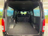 積み下ろしのしやすいデッキにはたっぷりと荷物を積み込んでいただけます。遊びから仕事まで、様々なシーンで頼れます♪