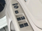 【電動格納ミラー】サイドミラーは電動格納式となっており、狭い駐車場でもキズがつくリスクを抑えられます。