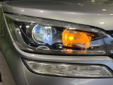 【LEDヘッドライト】悪天候や夜間走行時も良好な視界を確保し安心して運転できる高輝度LEDヘッドライトを装備!点灯速度が早く、消費電力も抑えられています。