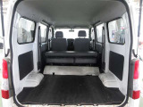 スクエアなボディが実現した広い荷室です。サスペンションの工夫からタイヤハウスの張り出しを極力少なくしています。