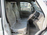 厚みがあって、座り心地のいいソファのようなシート。運転的も助手席もリラックスしてゆったりと座れます。