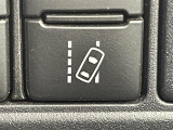 【レーンディパーチャーアラート(LDA)】クルマが車線または走路から逸脱する可能性がある場合に、ブザーまたはハンドルの振動により注意をうながします。機能には限界があるためご注意ください。