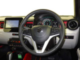 運転の際、常に目にする部分だけにシックで飽きのこないデザインが良いですね。