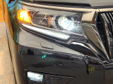 【LEDヘッドライト】悪天候や夜間走行時も良好な視界を確保し安心して運転できる高輝度LEDヘッドライトを装備!点灯速度が早く、消費電力も抑えられています。