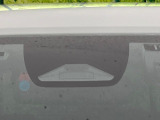 【ホンダセンシング】走行中に前方の車両等を認識し、衝突しそうな時は警報とブレーキで衝突回避と被害軽減をアシスト。より安全にドライブをお楽しみいただけます。