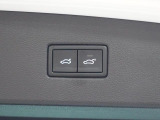 リヤゲートは電動のパワーバックドア。