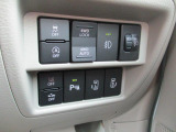 こちらのお車には先進安全装備が多数搭載されています。衝突被害を回避あるいは軽減するためのブレーキや、車線逸脱を防止する警報装置など、詳しくはスタッフまでお尋ねください。
