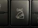 【ダウンヒルアシストコントロールシステム(DAC)】急な下り坂を降下する際でも、システムが安全な速度での走行を維持できるようにブレーキ制御を行いサポートします!オフロード・積雪路などで活躍します!