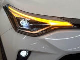 【LEDヘッドライト】悪天候や夜間走行時も良好な視界を確保し安心して運転できる高輝度LEDヘッドライトを装備!点灯速度が早く、消費電力も抑えられています。
