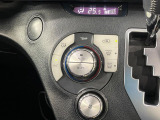 【オートエアコン】一度お好みの温度に設定すれば、車内の温度を検知し風量や温度を自動で調整。暑い…寒い…と何度もスイッチ操作をする必要はありません。快適な車内空間には必須の機能ですね♪